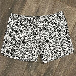 Banana Republic Black and White Bermudas Geometric Pattern shorts